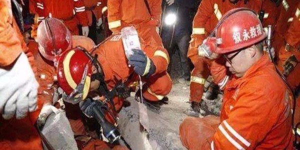 直擊四川瀘州敘永山體滑坡現場：千人徹夜搜救，絕不放棄！